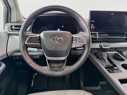 Certified 2025 Toyota Sienna XLE FWD image 32