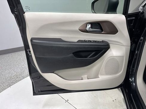 Used 2020 Chrysler Voyager LX FWD image 10