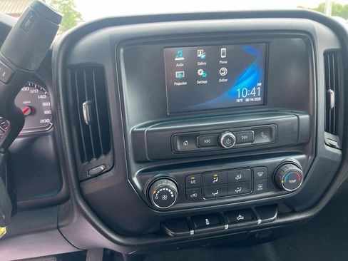 Used 2018 Chevrolet Silverado 1500 Custom w/ Custom Convenience Package AWD/4WD image 19
