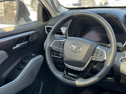Used 2024 Toyota Highlander Platinum image 15