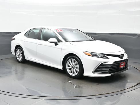 Used 2024 Toyota Camry LE FWD image 8
