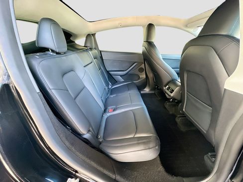 Used 2022 Tesla Model Y Long Range AWD/4WD image 26