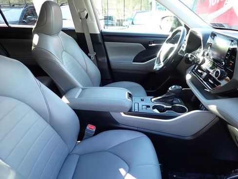 Certified 2022 Toyota Highlander XLE image 3