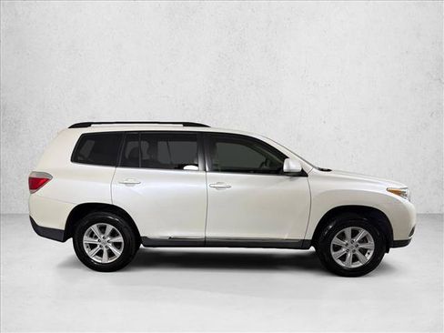 Used 2013 Toyota Highlander Plus FWD image 2