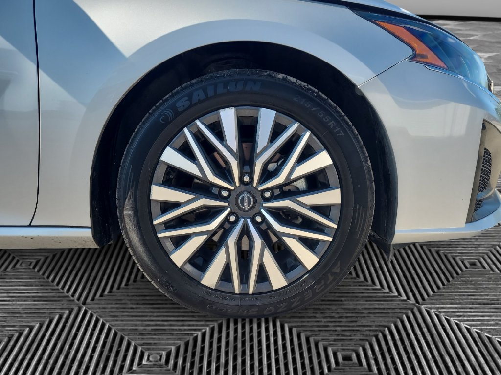 Used 2024 Nissan Altima 2.5 SV FWD image 16