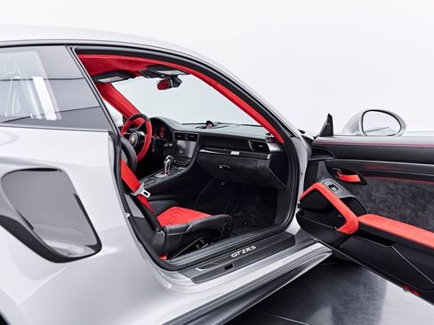 Used 2019 Porsche 911 GT2 RS RWD image 46