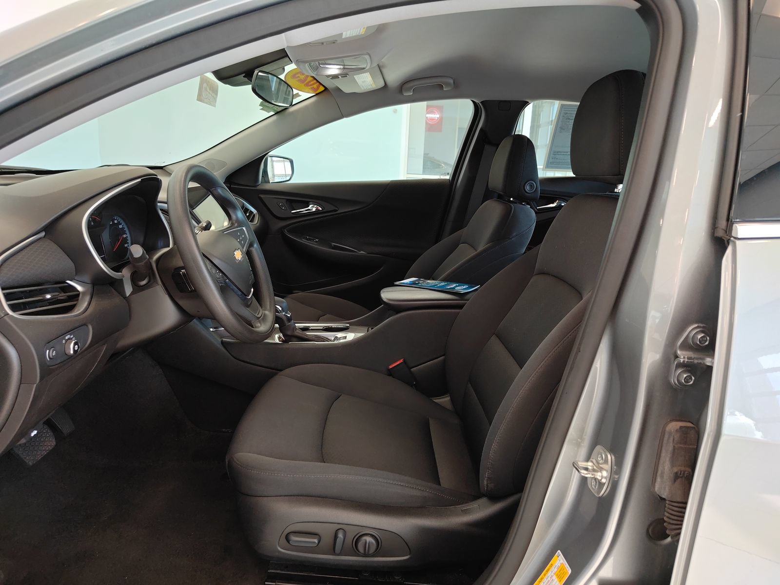 Used 2025 Chevrolet Malibu LT FWD image 9