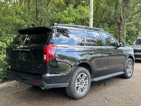 Used 2025 Ford Expedition Active RWD image 11