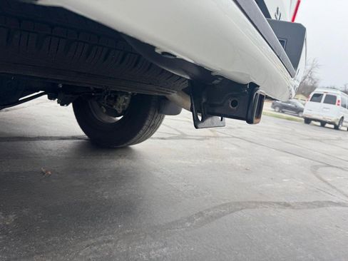 Used 2024 Nissan Titan SV w/ SV Convenience Package image 9