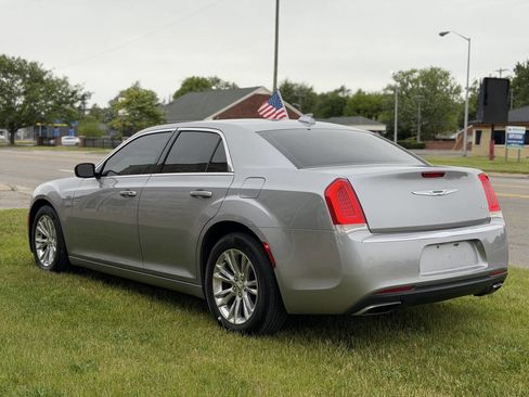Used 2017 Chrysler 300 Limited RWD image 5