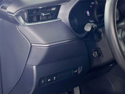 Used 2024 Toyota Venza XLE image 10