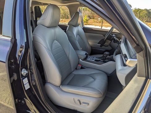 Used 2021 Toyota Highlander XLE image 49