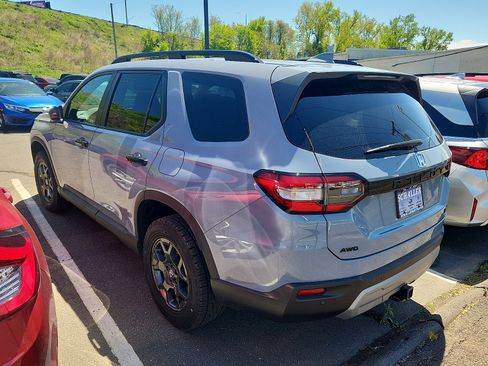 Used 2025 Honda Pilot TrailSport image 3