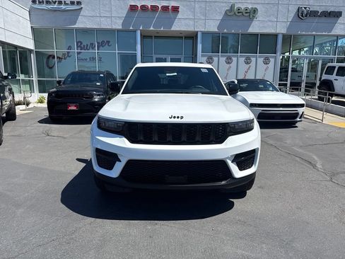 Certified 2024 Jeep Grand Cherokee Altitude AWD/4WD image 2