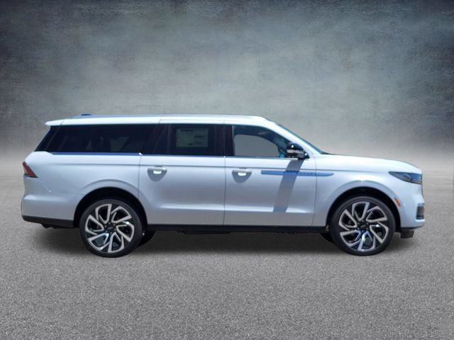New 2026 Lincoln Navigator L Reserve AWD/4WD image 8