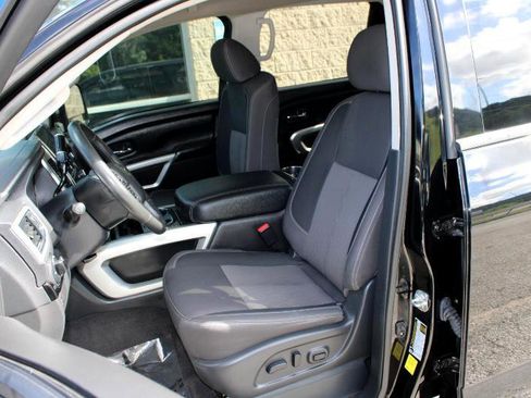 Used 2021 Nissan Titan SV w/ SV Convenience Package image 12