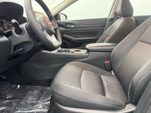 Used 2025 Nissan Altima 2.5 SV FWD image 14
