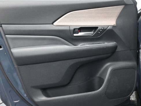 Used 2025 Toyota Grand Highlander AWD image 15