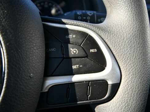 Used 2023 Jeep Renegade Latitude AWD/4WD image 22