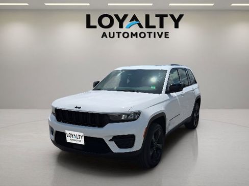 Used 2025 Jeep Grand Cherokee Altitude AWD/4WD image 1
