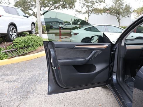 Used 2023 Tesla Model Y Long Range image 24