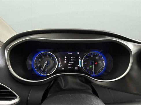 Used 2024 Chrysler Pacifica Touring-L image 20