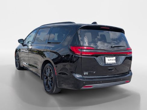 Used 2025 Chrysler Pacifica Limited FWD image 4