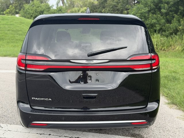 Used 2024 Chrysler Pacifica Touring-L FWD image 4
