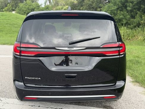 Used 2024 Chrysler Pacifica Touring-L FWD image 4