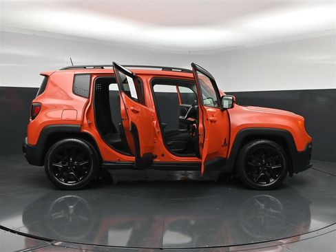Used 2018 Jeep Renegade Altitude w/ Cold Weather Group FWD image 40