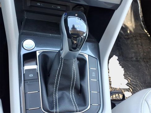 Used 2023 Volkswagen Tiguan SE w/ Panoramic Sunroof Package image 19