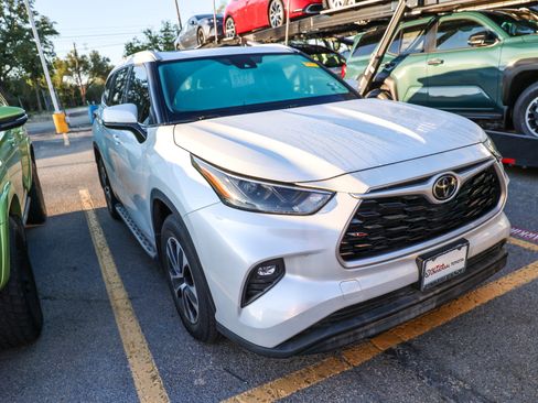 Used 2022 Toyota Highlander XLE FWD image 5