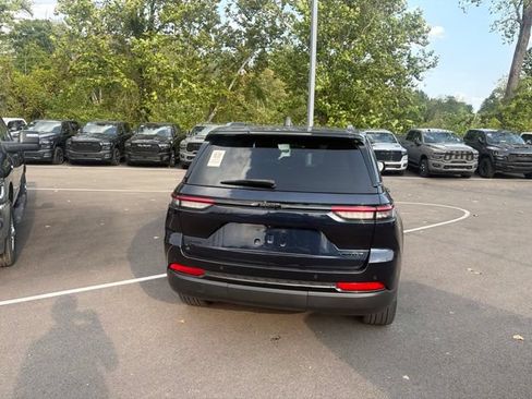 Used 2023 Jeep Grand Cherokee Limited w/ Black Appearance Package AWD/4WD image 6