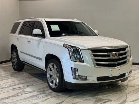 Used 2018 Cadillac Escalade Premium Luxury AWD/4WD image 4