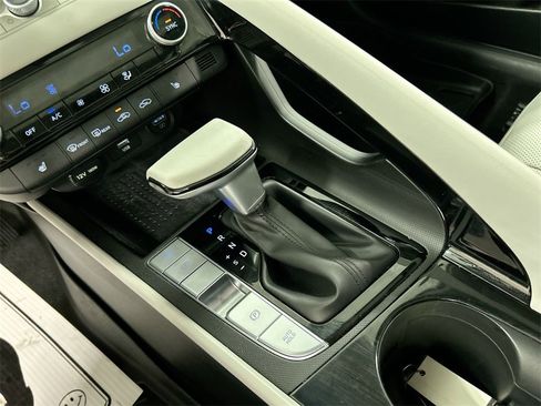 Used 2023 Hyundai Elantra Limited w/ Preferred Accessory Package image 18