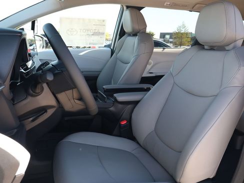 New 2026 Toyota Sienna XLE image 27