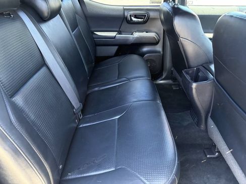 Used 2018 Toyota Tacoma TRD Sport AWD/4WD image 18