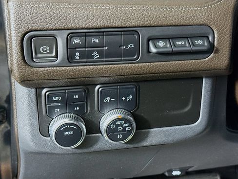 Used 2021 GMC Yukon XL Denali AWD/4WD image 10