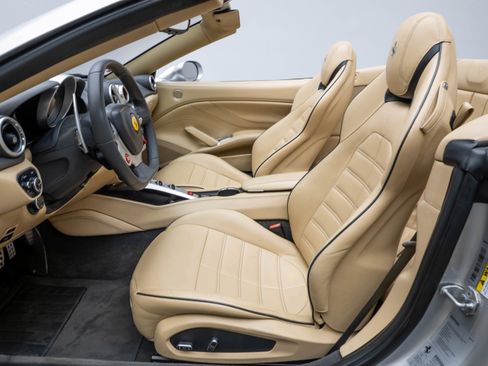 Certified 2016 Ferrari California T image 5