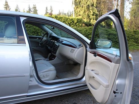 Used 2010 Buick Lucerne CXL image 13
