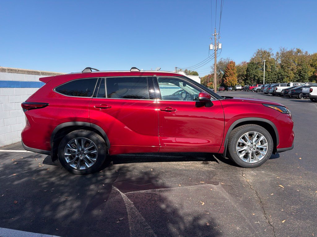 Used 2021 Toyota Highlander Limited AWD/4WD image 6