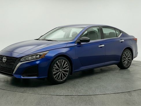 Used 2025 Nissan Altima 2.5 SV image 3