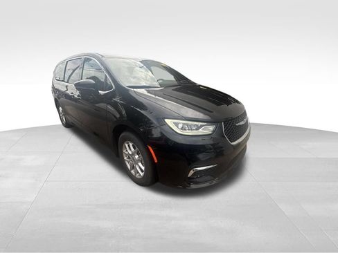 Used 2025 Chrysler Pacifica Select FWD image 9