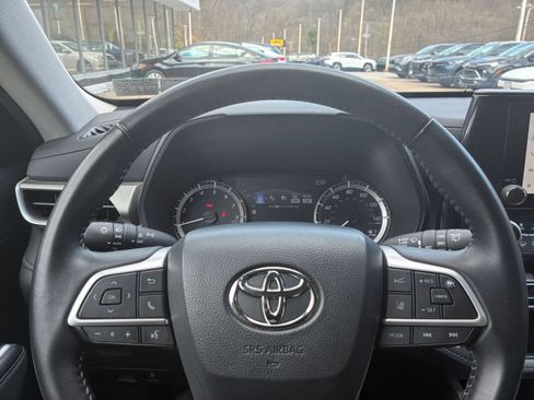 Used 2025 Toyota Highlander LE FWD image 17
