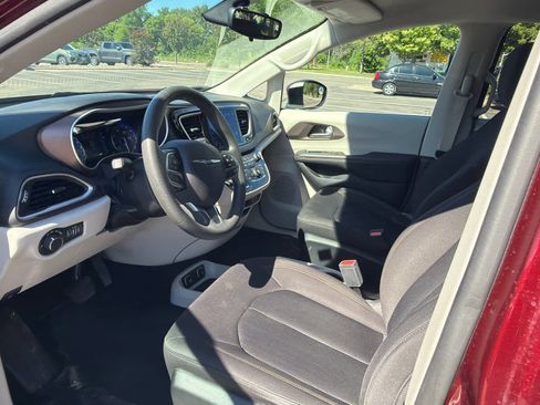 Used 2017 Chrysler Pacifica Touring FWD image 9