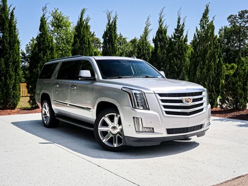 Used 2018 Cadillac Escalade ESV Luxury RWD image 2