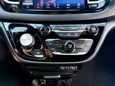 Used 2025 Chrysler Pacifica Select FWD image 27