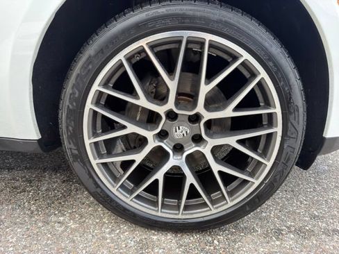 Used 2020 Porsche Macan AWD/4WD image 19
