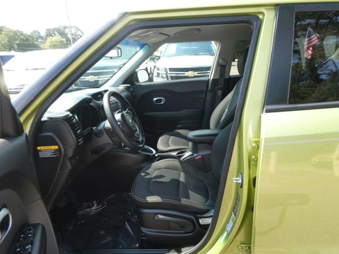 Used 2016 Kia Soul + FWD image 12