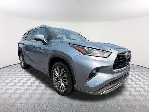 Used 2020 Toyota Highlander Platinum FWD image 3